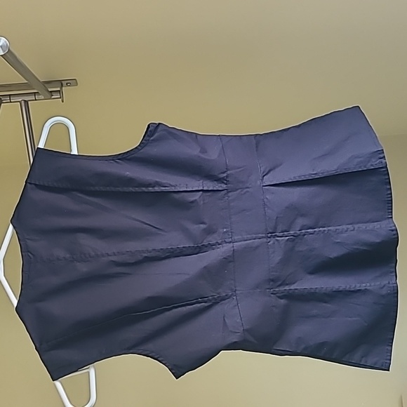 Black sleeveless blouse with snap closures. Size small - Picture 5 of 8